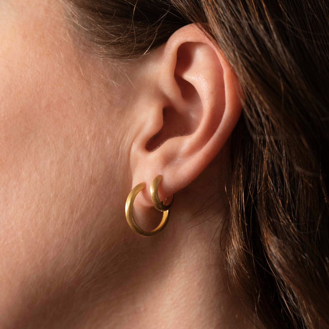 Brushed Gold Minimal Hoop Earrings: 15mm